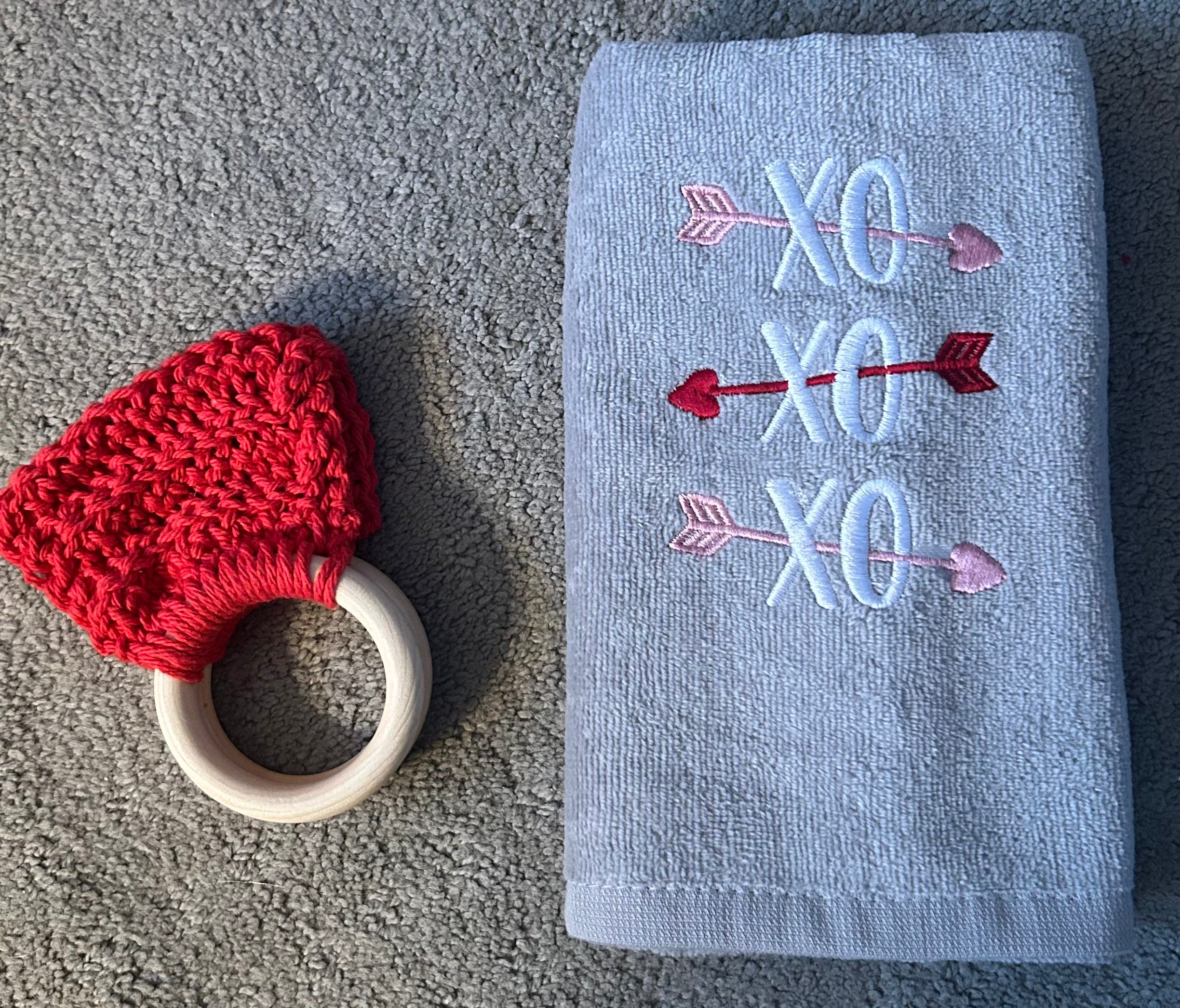 XOXO Towel and Red Towel Holder Set